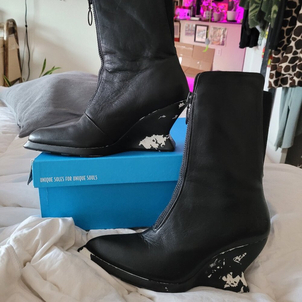 JOHN FLUEVOG has the HEEBIE JEEBIES size 9 black boots